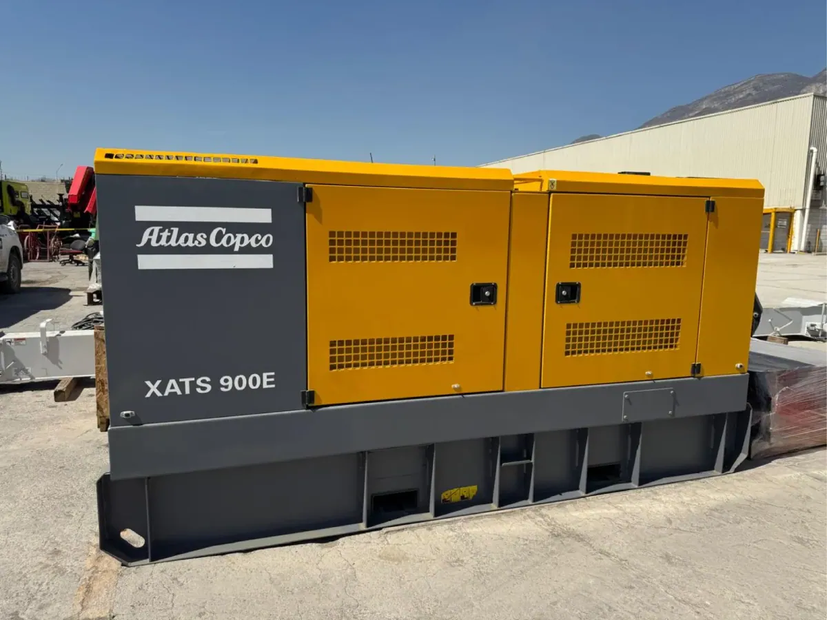Compresor portátil Atlas Copco en patio de equipos